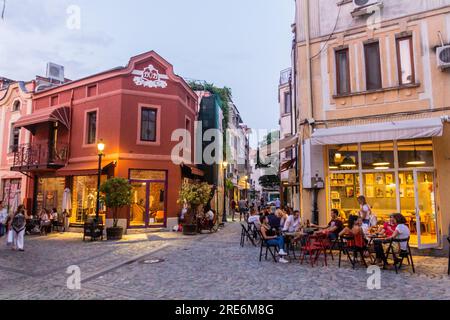PLOVDIV, BULGARIA - 30 LUGLIO 2019: Strada acciottolata nella città vecchia di Plovdiv, Bulgaria Foto Stock
