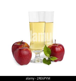 Delizioso sidro e mele rosse isolate su bianco Foto Stock
