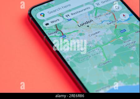 New York, USA - 21 luglio 2023: Mappa del traffico a Londra sullo schermo dello smartphone vista ravvicinata con sfondo rosso Foto Stock