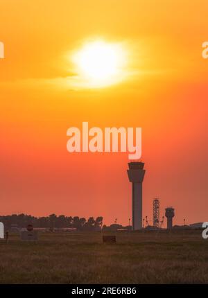 Sun sta per tramontare in una banca di nuvole sopra l'aeroporto di Dublino Foto Stock