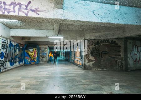 Una passerella pedonale sotterranea in cemento a Plovdiv, Bulgaria, coperta di Street art e graffiti Foto Stock