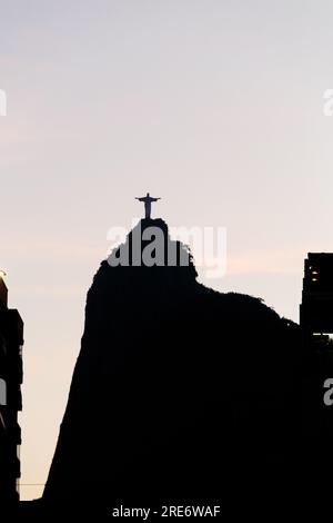 Cristo Redentore a Rio de Janeiro, Brasile - 4 maggio 2023: Statua del Cristo Redentore vista dal quartiere Botafogo di Rio de Janeiro. Foto Stock