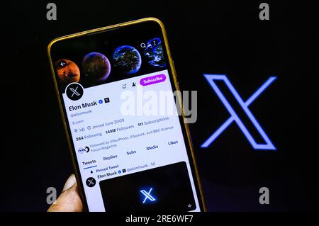 Tehatta, India. 24 luglio 2023. In questa foto, l'illustrazione mostra il nuovo logo di twitter su uno smartphone. Il proprietario di Twitter Inc. Elon Musk ha segnalato che avrebbe fatto di più per portare la società di social media in una nuova direzione con un rebranding che sostituirà il suo ben noto logo Blue Bird con una X dopo aver riconosciuto che gli inserzionisti sono stati lenti a tornare. (Foto di Soumyabrata Roy/Pacific Press) Credit: Pacific Press Media Production Corp./Alamy Live News Foto Stock