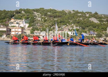 Neretva, Croazia: Le squadre si schierano all'inizio della gara durante una gara di canottaggio sul lago Baćina. La squadra locale "Pirates" o "Gusarice" di Baćina, Metković, Opuzen, Komin e Donjanke completò un percorso di 5 chilometri. Il team Baćina ha preso il primo posto, Metkovic è stato secondo e Komin è stato terzo. (Kim Hukari/immagine dello sport) Foto Stock
