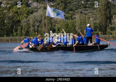 Neretva, Croazia: Il team Metković salta in seconda posizione all'inizio della gara durante una gara di canottaggio sul lago Baćina. La squadra locale "Pirates" o "Gusarice" di Baćina, Metković, Opuzen, Komin e Donjanke completò un percorso di 5 chilometri. Il team Baćina ha preso il primo posto, Metkovic è stato secondo e Komin è stato terzo. (Kim Hukari/immagine dello sport) Foto Stock