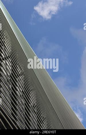 L'esclusivo rivestimento architettonico esterno dello Showcase Cinema de Lux, parte del West Quay Shopping Centre, Southampton, aprile 2023. Foto Stock