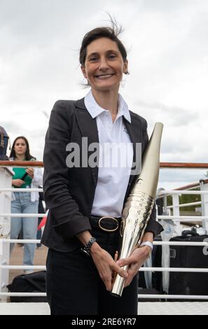 Parigi, Francia. 25 luglio 2023. Il ministro dello sport francese Amelie Oudea-Castera posa con la torcia durante la presentazione della torcia su una banchina della Senna a Parigi, in Francia, il 25 luglio 2023. Crediti: Julien Mattia/Xinhua/Alamy Live News Foto Stock