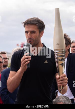 Parigi, Francia. 25 luglio 2023. Il presidente del Comitato organizzatore di Parigi 2024 Tony Estanguet tiene la torcia olimpica durante la presentazione della torcia su una banchina della Senna a Parigi, in Francia, il 25 luglio 2023. Crediti: Julien Mattia/Xinhua/Alamy Live News Foto Stock