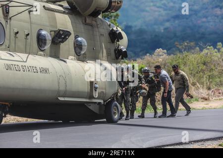 I soldati con l'esercito guatemalteco, il 7th Special Forces Group (Airborne) e la Guardia Nazionale dell'Esercito dell'Arkansas si imbarcarono su un CH-47 Chinook dal 1-228th Aviation Regiment per l'esfiltrazione, durante il CENTAM Guardian 23 a El Cerinal, Guatemala il 23 marzo 2023. Il CG23 è un esercizio annuale di partnership, congiunto, interagenzia e multinazionale condotto dall'esercito, progettato per sviluppare capacità, capacità e interoperabilità con le nazioni partner dell'America centrale. (STATI UNITI Foto dell'esercito del Sgt. 1st Class Iman Broady-Chin) Foto Stock