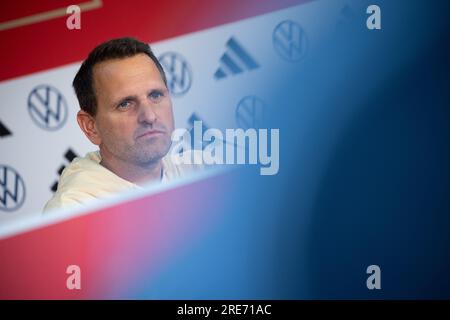 Wyong, Australia. 26 luglio 2023. Calcio, donne: Coppa del mondo, Germania, conferenza stampa: Parla Panagiotis 'Joti' Chatzialexiou, Direttore sportivo Nazionale squadre. Credito: Sebastian Christoph Gollnow/dpa/Alamy Live News Foto Stock