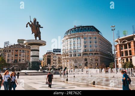 Una scultura di Alessandro Magno in Piazza Macedonia, Skopje, Macedonia del Nord. L'hotel Mariott si vede dietro mentre una fontana va di fronte Foto Stock