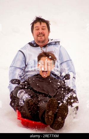 23 gennaio 2016: Un padre e un figlio asiatico-americani sono felicemente scivolati giù per una collina di neve artificiale in un carnevale invernale a Mission Viejo, CALIFORNIA. (Immagine di credito: © Spencer Grant/ZUMA Press Wire) SOLO USO EDITORIALE! Non per USO commerciale! Foto Stock