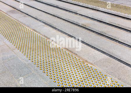 contrassegni gialli sulle scale per non vedenti Foto Stock