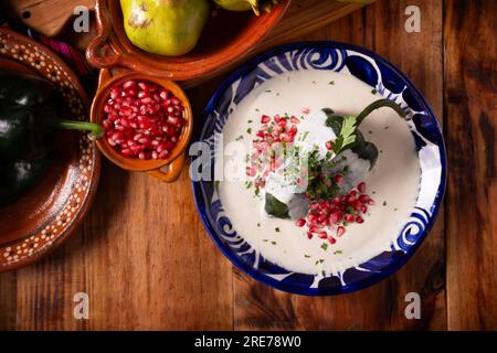 Chiles en Nogada, piatto tipico del Messico. Preparato con peperoncino poblano ripieno di carne e frutta e ricoperto di salsa di noci. Chiamato qui Foto Stock