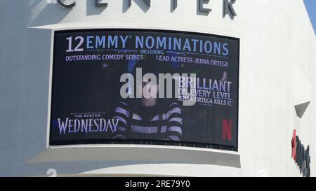 Los Angeles, California, USA 25 luglio 2023 Tim Burton mercoledì Jenna Ortega 12 Emmy Nominations Billboard il 25 luglio 2023 a Los Angeles, California, USA. Foto di Barry King/Alamy Stock Photo Foto Stock