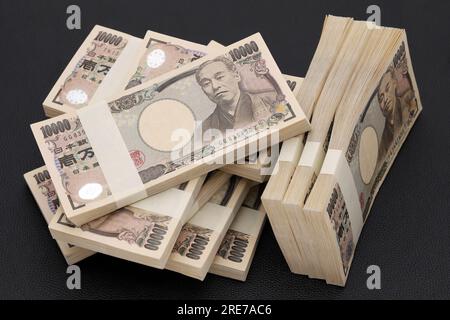 Pila di yen giapponesi. pacchetto di banconote da 10.000 yen. Le banconote sono scritte come "10.000 yen" in giapponese. Foto Stock