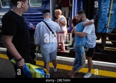 Le persone incontrano i loro parenti che sono stati evacuati dalla regione di Sumy, alla stazione ferroviaria centrale. In Ucraina è in corso l'evacuazione della popolazione civile dalle aree di confine della regione di Sumy, dove si verificano regolarmente bombardamenti russi. Foto Stock