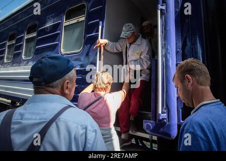 Le persone incontrano i loro parenti che sono stati evacuati dalla regione di Sumy, alla stazione ferroviaria centrale. In Ucraina è in corso l'evacuazione della popolazione civile dalle aree di confine della regione di Sumy, dove si verificano regolarmente bombardamenti russi. Foto Stock