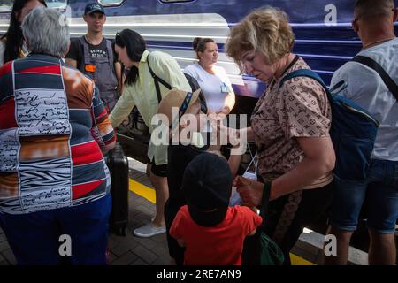 Kiev, Ucraina. 16 luglio 2023. Le persone incontrano i loro parenti che sono stati evacuati dalla regione di Sumy, alla stazione ferroviaria centrale. In Ucraina è in corso l'evacuazione della popolazione civile dalle aree di confine della regione di Sumy, dove si verificano regolarmente bombardamenti russi. (Foto di Oleksii Chumachenko/SOPA Images/Sipa USA) credito: SIPA USA/Alamy Live News Foto Stock