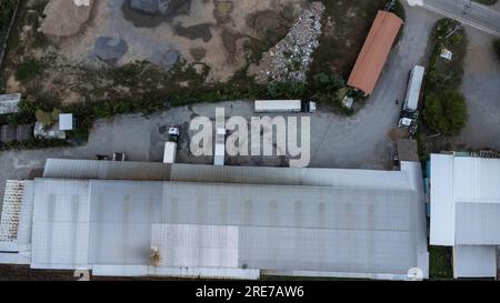 Vista aerea delle scatole dei pacchi caricate da un autocarro con rimorchio parcheggiato in magazzino. Trasporto industriale di autocarri. Logistica del magazzino di spedizione. Foto Stock