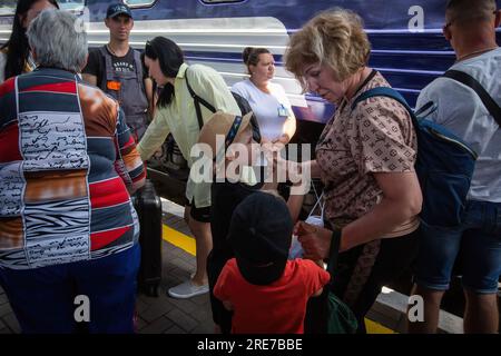 Kiev, Ucraina. 16 luglio 2023. Le persone incontrano i loro parenti che sono stati evacuati dalla regione di Sumy, alla stazione ferroviaria centrale. In Ucraina è in corso l'evacuazione della popolazione civile dalle aree di confine della regione di Sumy, dove si verificano regolarmente bombardamenti russi. In Ucraina è in corso l'evacuazione della popolazione civile dalle aree di confine della regione di Sumy, dove si verificano regolarmente bombardamenti russi. (Immagine di credito: © Oleksii Chumachenko/SOPA Images via ZUMA Press Wire) SOLO USO EDITORIALE! Non per USO commerciale! Foto Stock