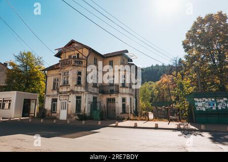 Una vecchia casa a tre piani nella cittadina rurale di Momin Prohod, Bulgaria Foto Stock