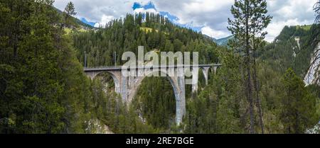 Il famoso viadotto di Wiesener nella Landwasser Valley. È il viadotto più alto delle alpi svizzere. Foto Stock