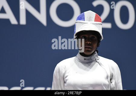 La francese Marie-Florence Candassamy festeggia la vittoria della finale femminile del Campionato del mondo di scherma 2023 contro l'italiana Alberta Santuccio a Milano, il 25 luglio 2023. Foto di AFLO Foto Stock