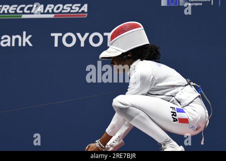 La francese Marie-Florence Candassamy festeggia la vittoria della finale femminile del Campionato del mondo di scherma 2023 contro l'italiana Alberta Santuccio a Milano, il 25 luglio 2023. Foto di AFLO Foto Stock