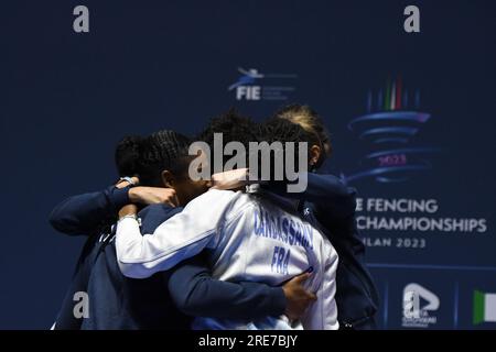 La francese Marie-Florence Candassamy festeggia la vittoria della finale femminile del Campionato del mondo di scherma 2023 contro l'italiana Alberta Santuccio a Milano, il 25 luglio 2023. Foto di AFLO Foto Stock