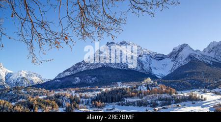 Ftan, Svizzera - 3 dicembre. 2021: Panorama del villaggio svizzero di Tarasp con il castello di Tarasp all'inizio della stagione invernale visto dalla collina di Ftan Baraigla Foto Stock