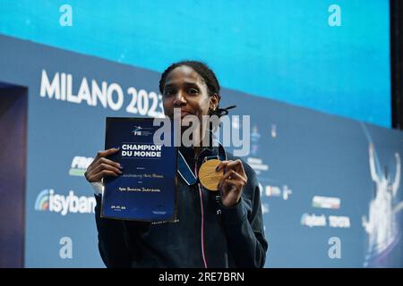 La campionessa francese Marie-Florence Candassamy celebra la cerimonia della medaglia Epee del Campionato del mondo di scherma FIE 2023 a Milano, Italia, il 25 luglio 2023. Foto di AFLO Foto Stock