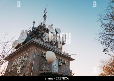 Apparecchiature di comunicazione, televisione e radio su un edificio di trasmettitori in cima alla collina Danov nella città di Plovdiv, Bulgaria Foto Stock