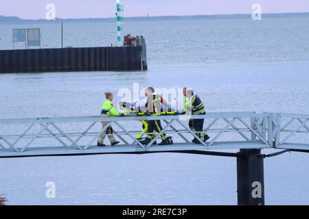 Eelde/Ameland - verso mezzanotte, il Coastguard Center ha ricevuto un rapporto dalla nave Fremantle Highway che c'era un incendio a bordo. La nave si trova nel mezzo del Mare del Nord vicino ad Ameland e la guardia costiera parla di un "grande incendio". La nave ha 2857 auto a bordo, 25 delle quali sono auto elettriche. Tutti i 23 membri dell'equipaggio sono stati rimossi dalla nave in fiamme. Parte dell'equipaggio viene portato a terra da una nave KNRM e parte dell'equipaggio viene portato a terra in elicottero. Questo accade, tra l'altro, all'aeroporto di Groningen Eelde. La Fremantle Highway si trova attualmente a circa 15 nau Foto Stock