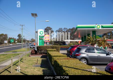 Sobborgo di St. Marys nel Western Sydney BP FUEL and Hungry Jacks Burger Restaurant, New South Wales, Australia con cielo blu invernale Foto Stock
