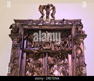 Città del Messico, Messico - 19 luglio 2023: La porta dell'Inferno, scultura monumentale creata da Auguste Rodin nel Museo Soumaya Foto Stock
