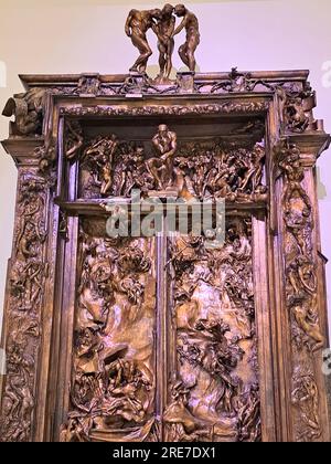 Città del Messico, Messico - 19 luglio 2023: La porta dell'Inferno, scultura monumentale creata da Auguste Rodin nel Museo Soumaya Foto Stock