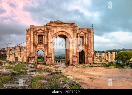 Arco di Adriano a Jerash, Giordania. Costruita nel 129 d.C., questa porta segna i confini dell'antica città. Vista dall'interno dell'antica città. Foto Stock