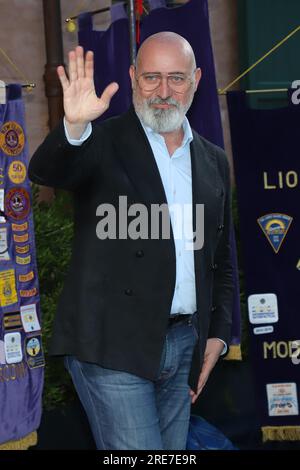 Modena, 4 luglio 2023, intervista pubblica a un evento di beneficenza presso il MEF di Modena di Stefano Bonaccini, presidente della Regi Emilia-Romagna Foto Stock