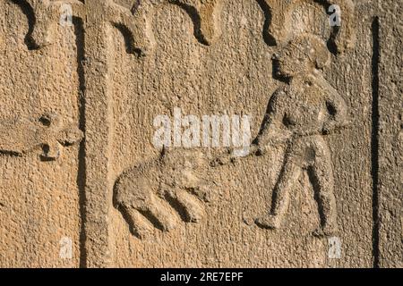 Relieve del escudo de Hecho en la fachada de la iglesia de San Martín , siglo XIX, valle de Hecho, pirineo aragones, Huesca, Spagna Foto Stock