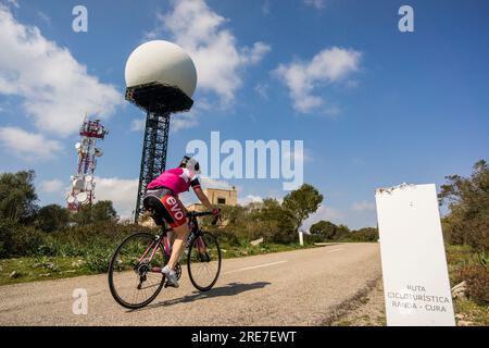 Ciclista en la cima de la montaña de Randa, Algaida, Maiorca, isole baleari, spagna, europa Foto Stock