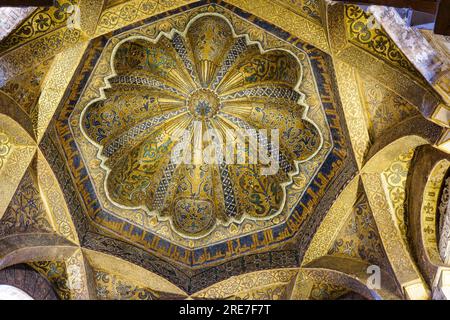 Puerta y cúpula de la maqsura, construida durante la ampliación de Alhakén IIMezquita-catedral de Córdoba, Andalusia, Spagna Foto Stock