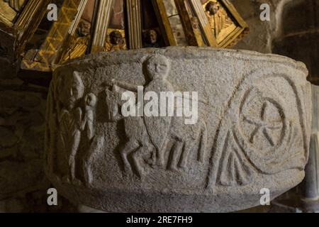 Fonte battesimale romanica, Sant Martin de Tours de Gausac, originariamente datata alla fine del XIII secolo o all'inizio del XIV secolo, è di stile romanico Foto Stock