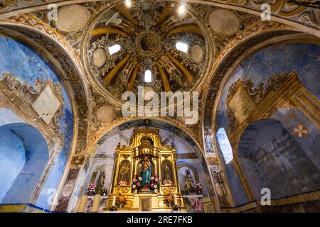 Cupola con i quattro evangelisti che circondano la scena dell'Incoronazione della Vergine, chiesa del XVI secolo, santuario di origine romana di Santa María de Foto Stock