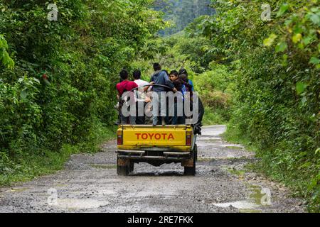 Fuoristrada collettivo sulla strada da Uspantan a Lancetillo, la Parroquia, zona di Reyna, Quiche, Guatemala, America centrale Foto Stock