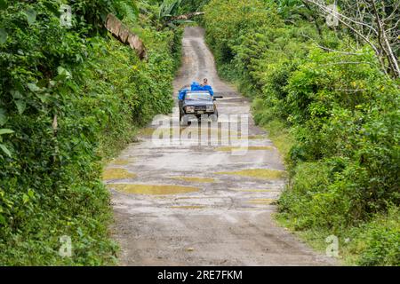 Fuoristrada collettivo sulla strada da Uspantan a Lancetillo, la Parroquia, zona di Reyna, Quiche, Guatemala, America centrale Foto Stock