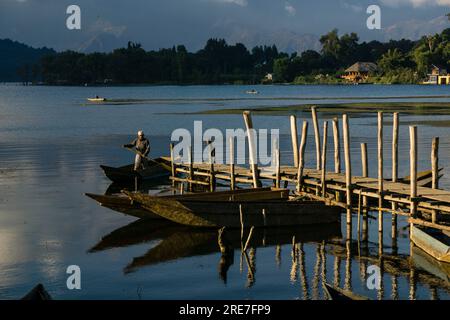 canoas varadas en el lago Atitlán, Santiago Atitlan, departamento de Sololá, Guatemala, Central America Stock Photo