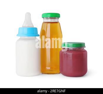 Alimenti sani per bambini, biberon con latte e succo di frutta su sfondo grigio chiaro Foto Stock