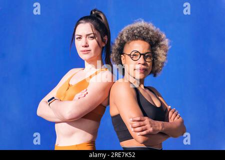 due orgogliose donne sportive che guardano la macchina fotografica Foto Stock