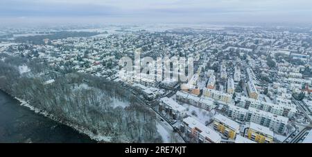 Vista aerea di Augusta in inverno, giornata nevosa e nuvolosa sulla valle di Lech in dicembre Foto Stock